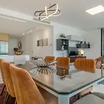 Lägenhet Amazing With Sea-view, Close To With Pool, Sauna, Wifi And Private Parking