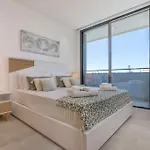 Amazing With Sea-view, Close To With Pool, Sauna, Wifi And Private Parking Lägenhet